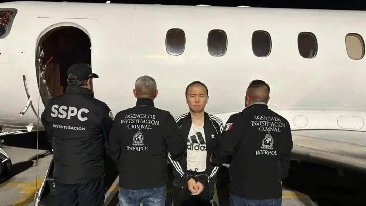 这么年轻。 华人大毒枭张智栋（音译）被指控为跨国贩毒集团核心头目，负责将芬太尼从