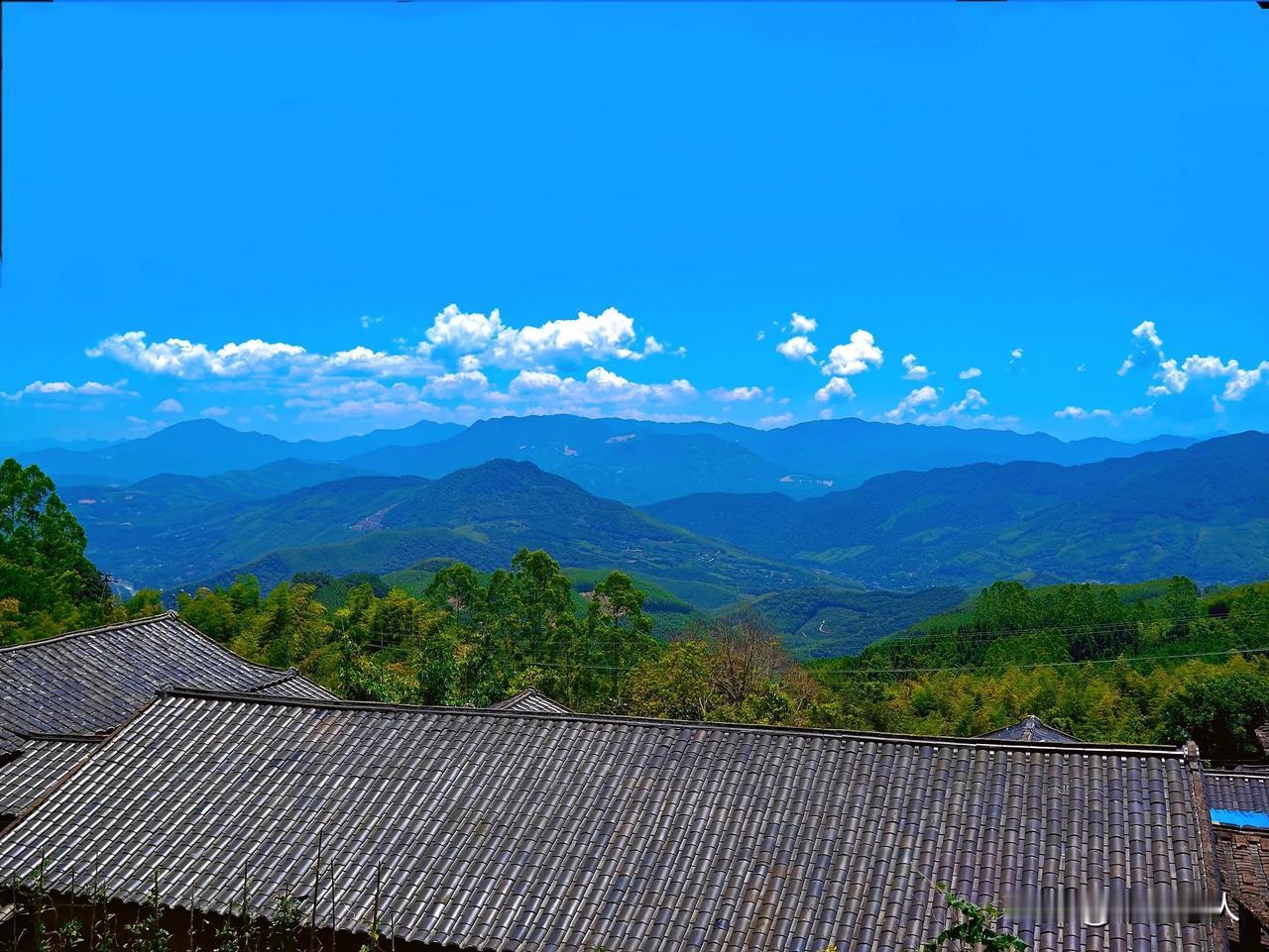 青山横北郭，绿水绕高石
——漳州市华安县高石村
#分享一张随手拍很好看的照片# 