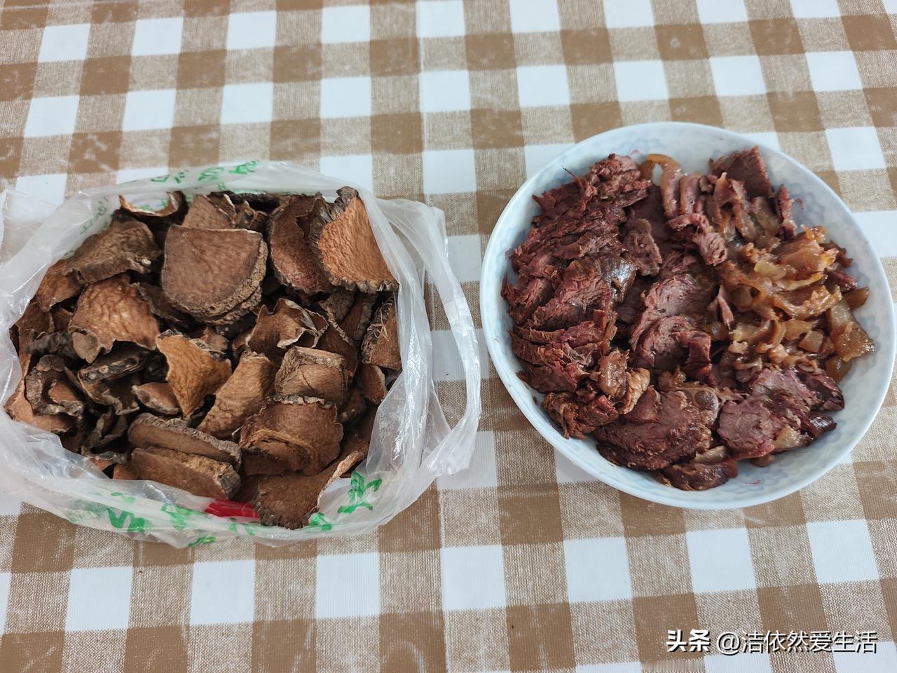 下面的照片
一个是黄药子，一个是酱牛肉
长得是不是很像？

一个人既要服用黄药子