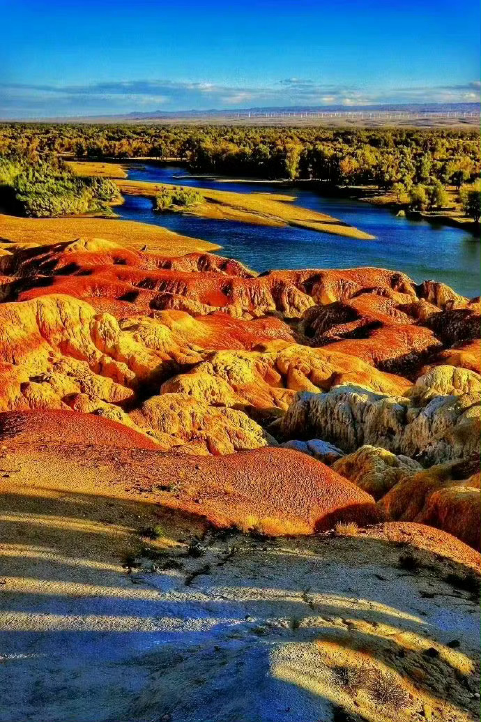 新疆·五彩滩        一河两岸，南北各异。一边是绿草如茵、山花烂漫、牛羊悠