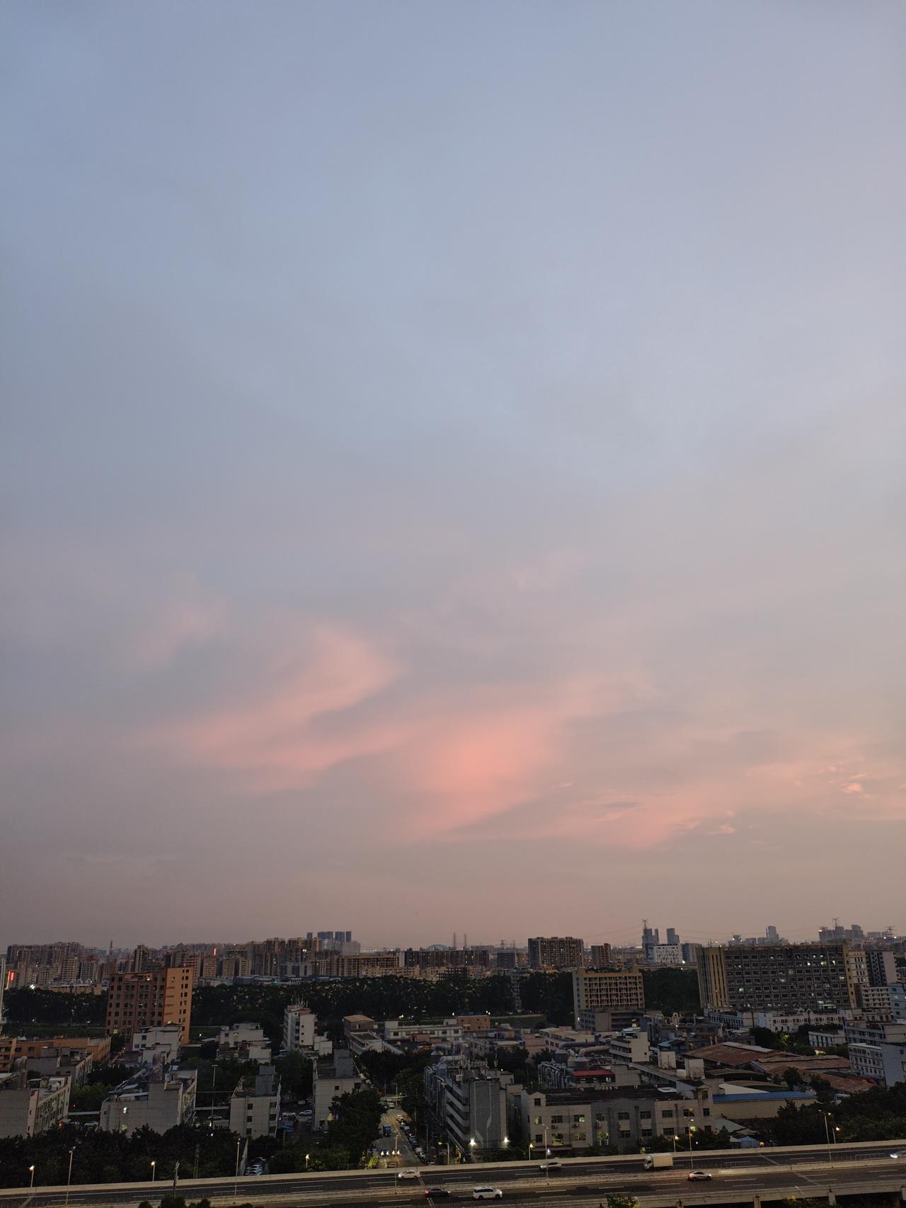 我拍到的落日瞬间我们所住的地方每天都可以看到落日夕阳，这是昨天晚上拍到的落日夕阳