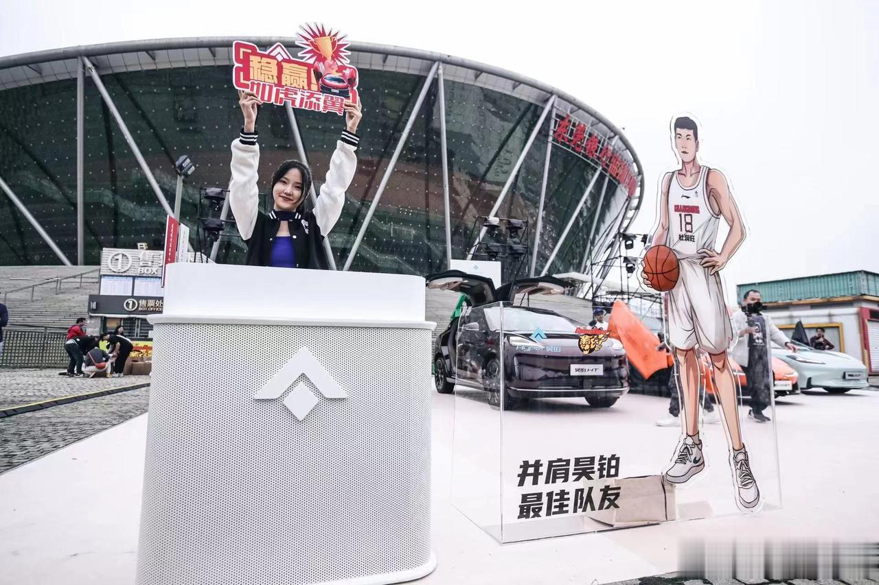离开广东宏远也是冠军 大哥易建联回归家庭？

对于易建联而言，今晚会是相当熟悉并