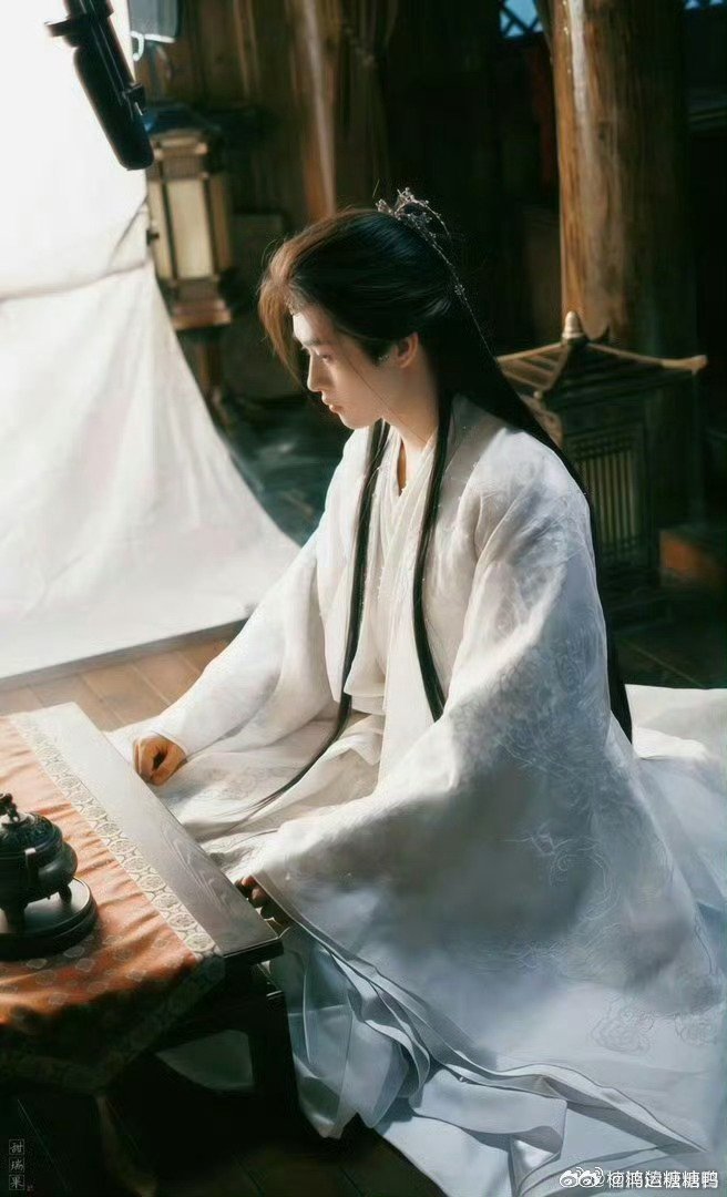 田嘉瑞月鳞绮纪戏腔惊艳 本来在看预告，结果被一段戏腔硬控住。回头一看，田嘉瑞唱的