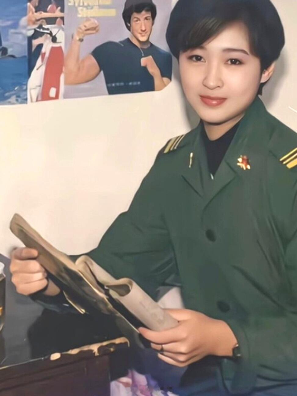 一张九十年代的女兵照。 