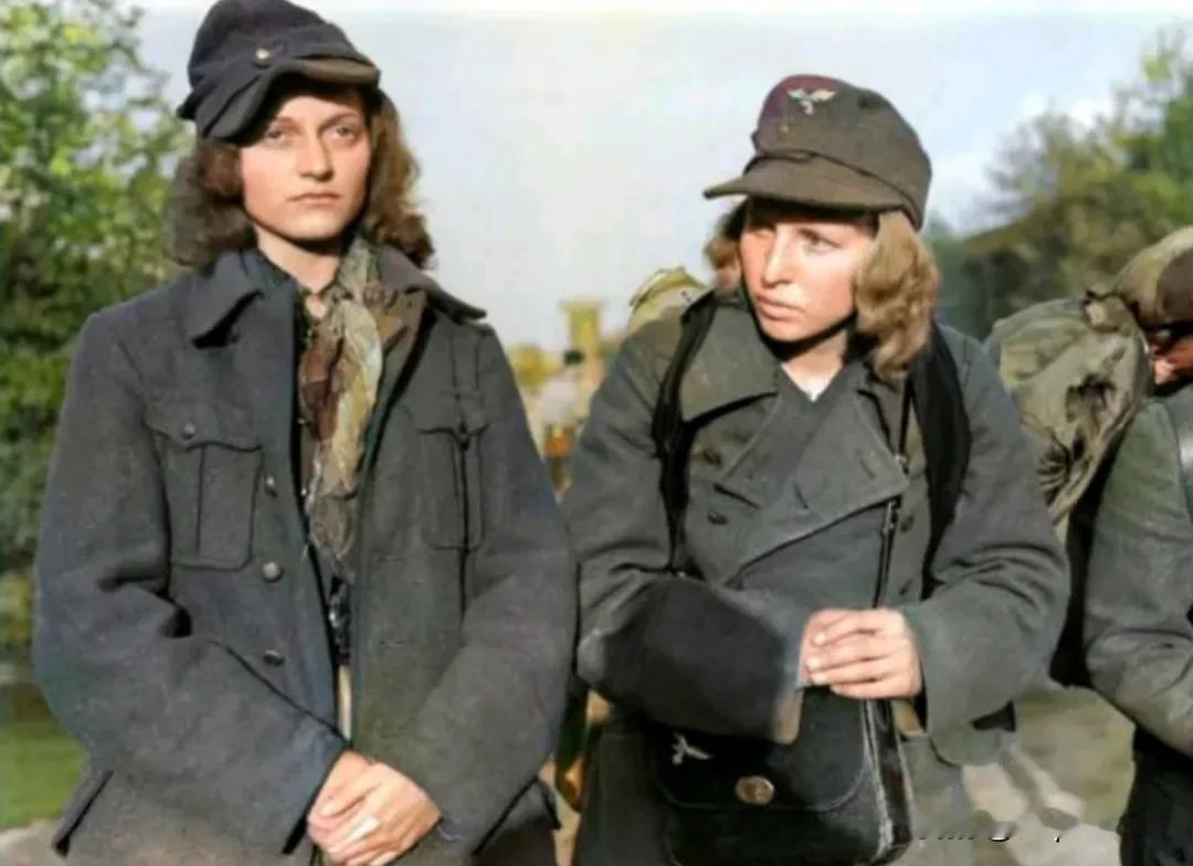1945 年 5 月 14 日，在德国巴伐利亚州巴特艾布林附近，两名身穿德国国防