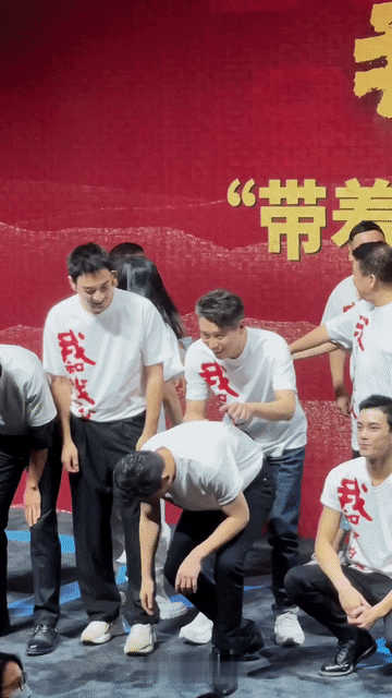 陈道明把章子怡吓够呛，大合影时陈道明突然在蹲着的小年轻中间扒拉出一个地方也准备蹲