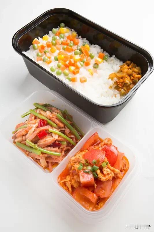 现在生意真的很难很难。
我的隔壁是开饭店的，中午也做快餐盒饭。
今天我在店外面的