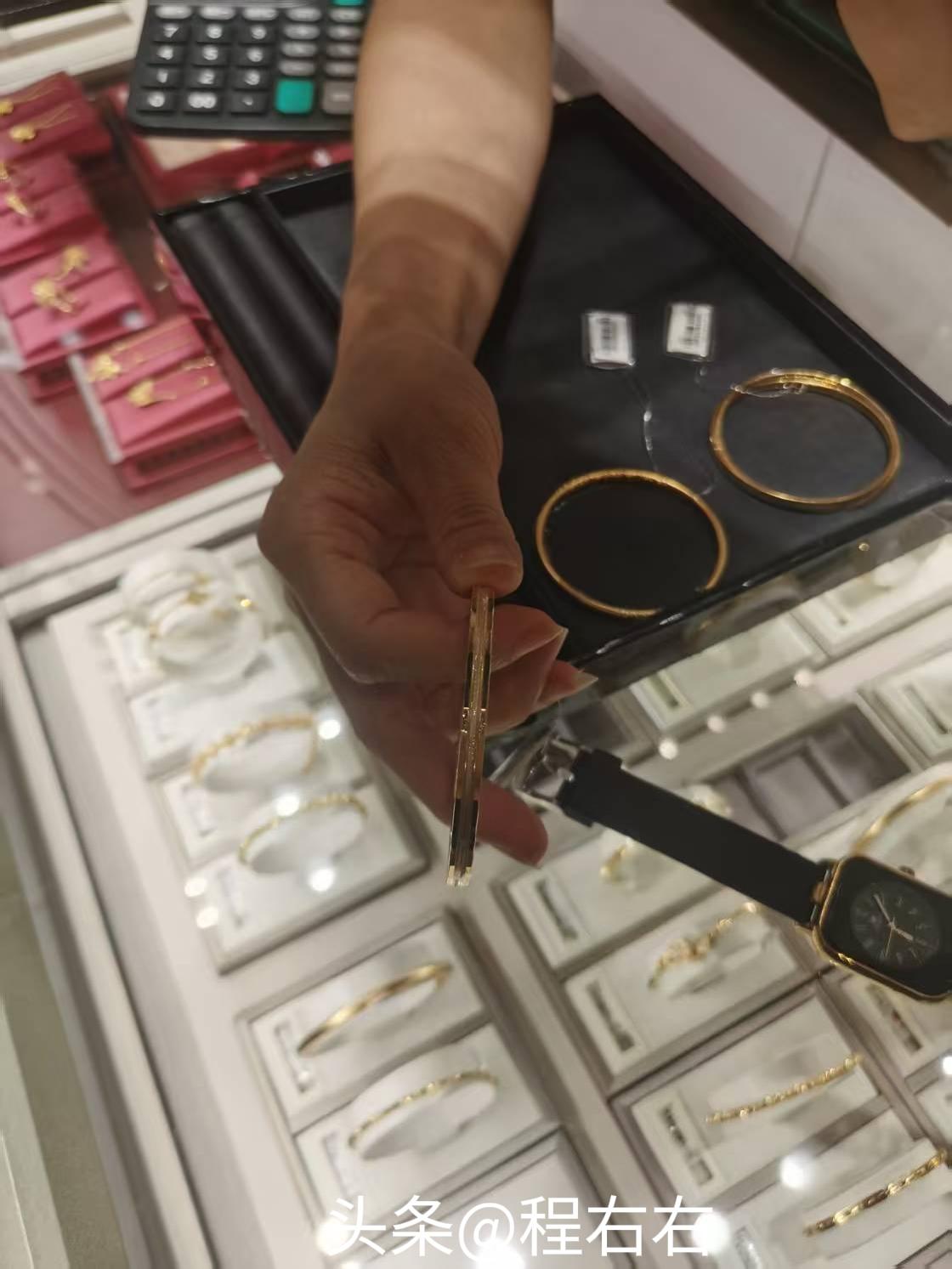 姐妹们！
黄金暴跌了，
你们买了吗？

但我想买点，
又怕黄金还会继续下跌。
