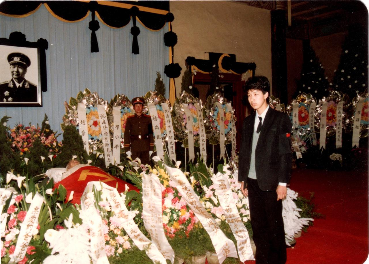 1989年3月29日，日月失色，山河无光，举国同悲，三军恸哭，共和国送走了最后一