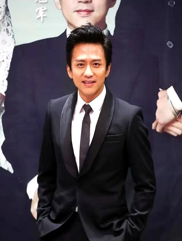 邓超这几年真是把“全能”俩字玩明白了。六次主持金鸡奖，华表奖还跟蓝羽搭档过两次，