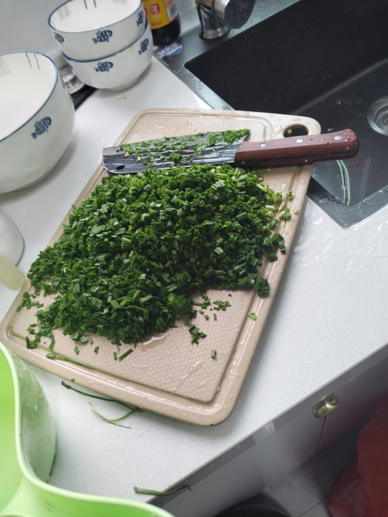回家一趟很感动，我姐一大早就去菜场买菜，炖肉个馅料，给我蒸包子，做韭菜饺子！
姐