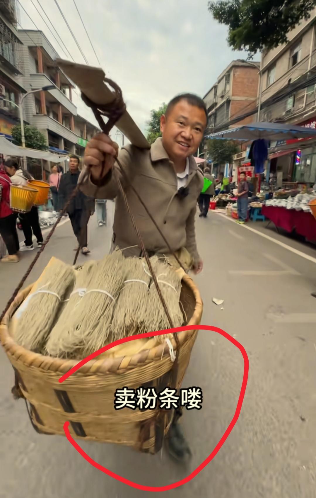 看到农村四哥挑两担粉赶早市我忍了
看到他收摊吃炒粉的朴实我也忍了
可是看到有人瞎