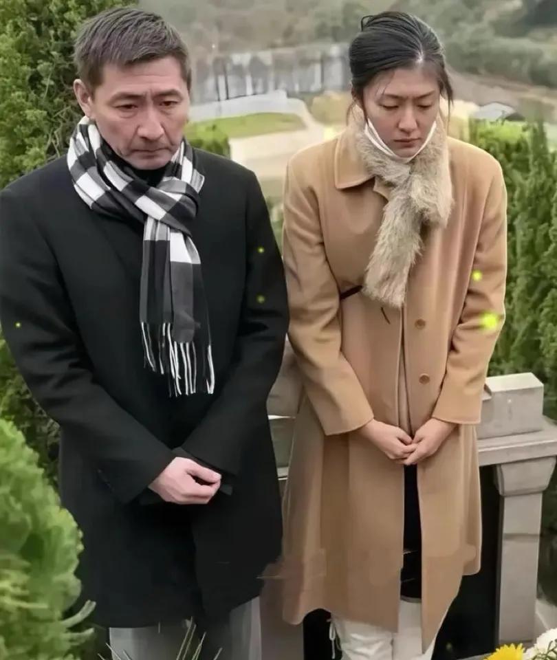 早年，张子健领着他和前妻李婷的女儿张依依，在前妻李婷的墓碑前祭拜时的一幕，张子健