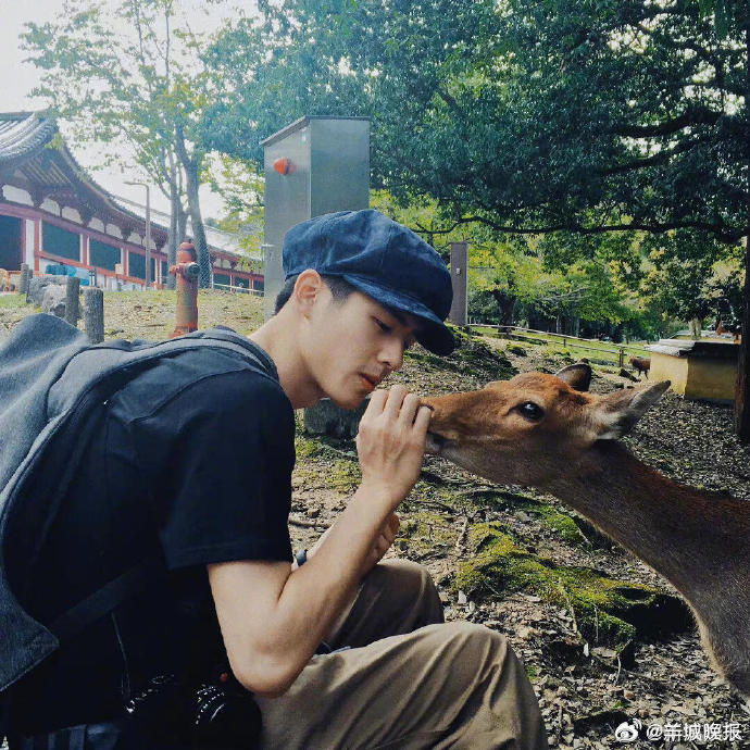 【男星报童帽造型大赏，谁的造型气质拉满？】复古的灵魂在于恰到好处的分寸感。报童帽