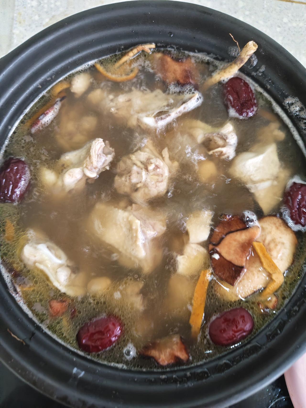 家庭版莫式鸡煲，厨房满是五指毛桃独特的奶香味~久违了这个味道，小时候爸妈经常上山