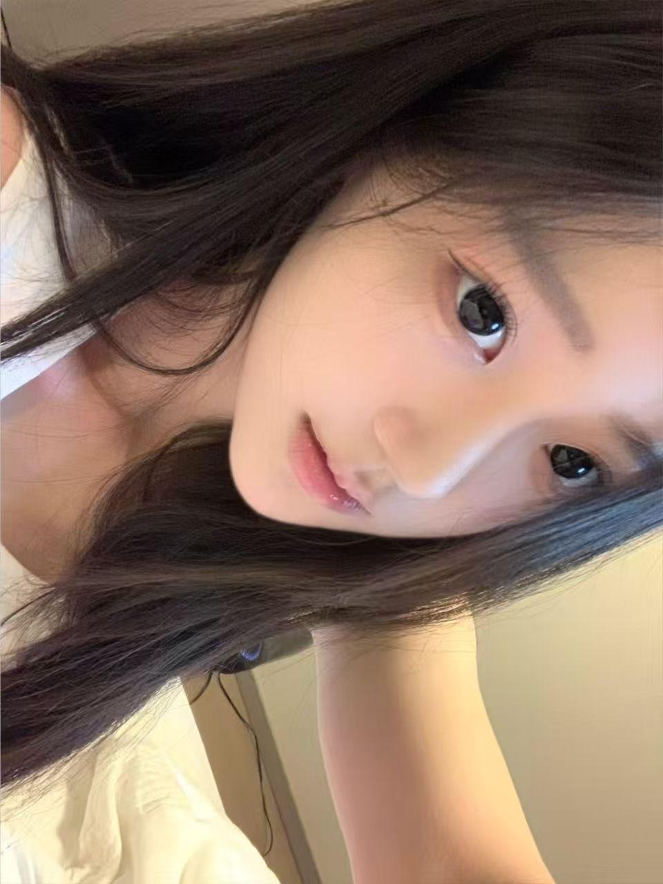 为什么现在互联网上会出现这么多美女了，
许多网红比明星还漂亮。
其实还是因为经济