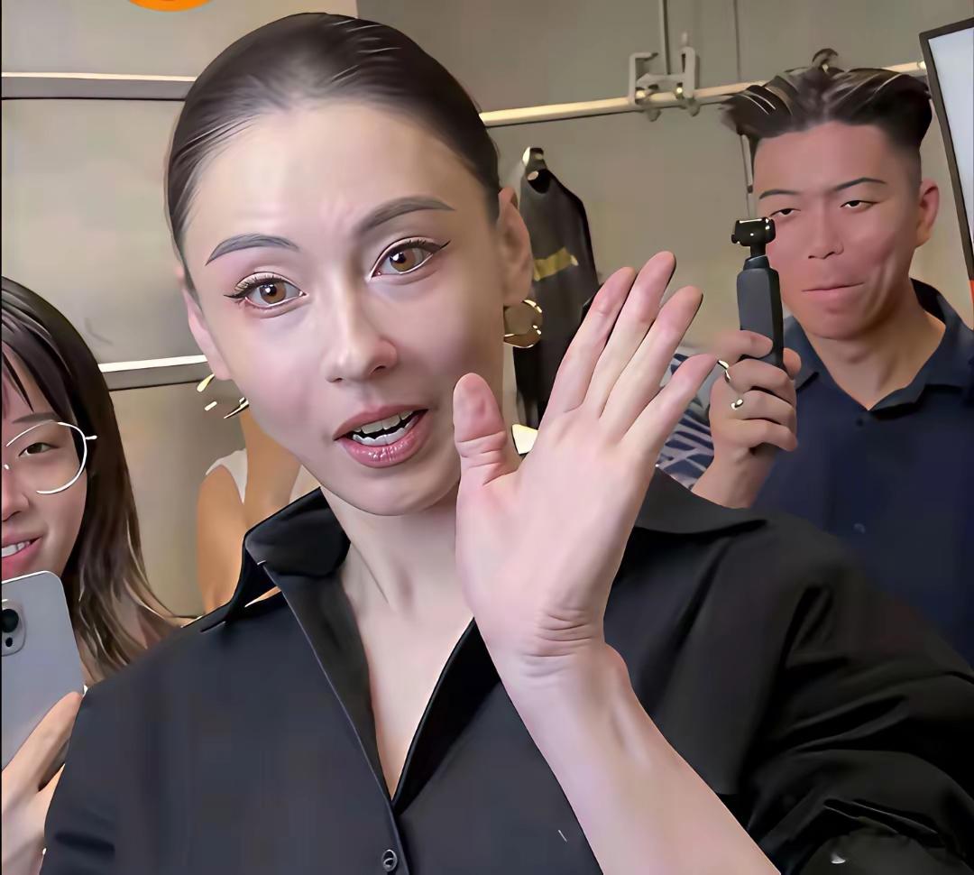 还是喜欢零八年时候的张柏芝。
零八年以前喜欢张柏芝那首《星语心愿》，喜欢她拍的电