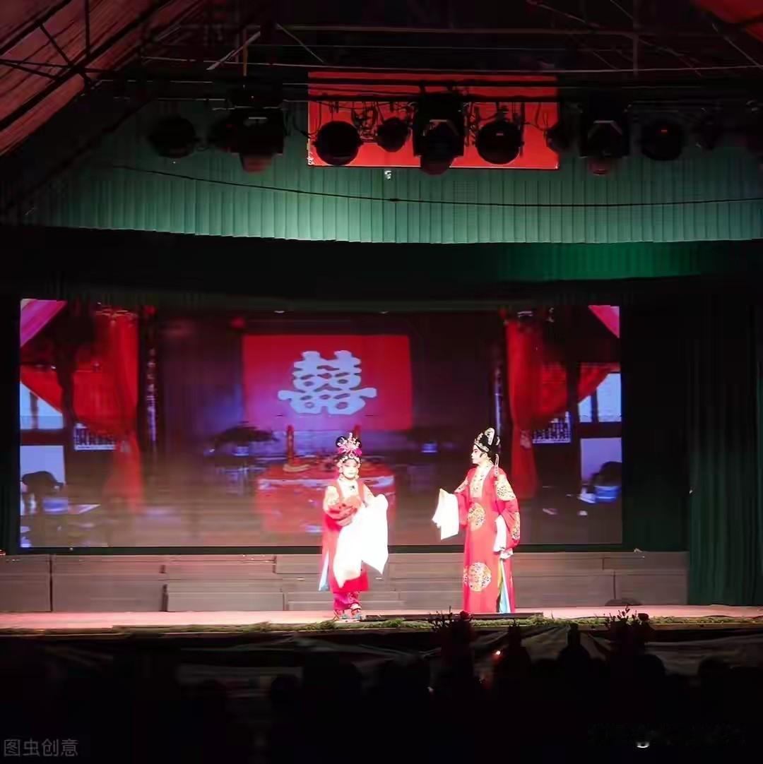 人生如戏，全靠演技，学会下面10条演戏游戏，也就学会了人生：
1.众人皆在舞台上