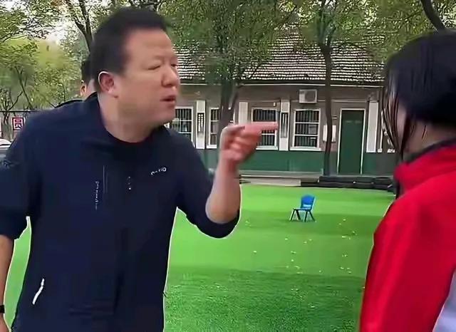 这个故事引发了关于天赋、外貌、教育环境以及社会价值观的多方面思考。以下是对故事的