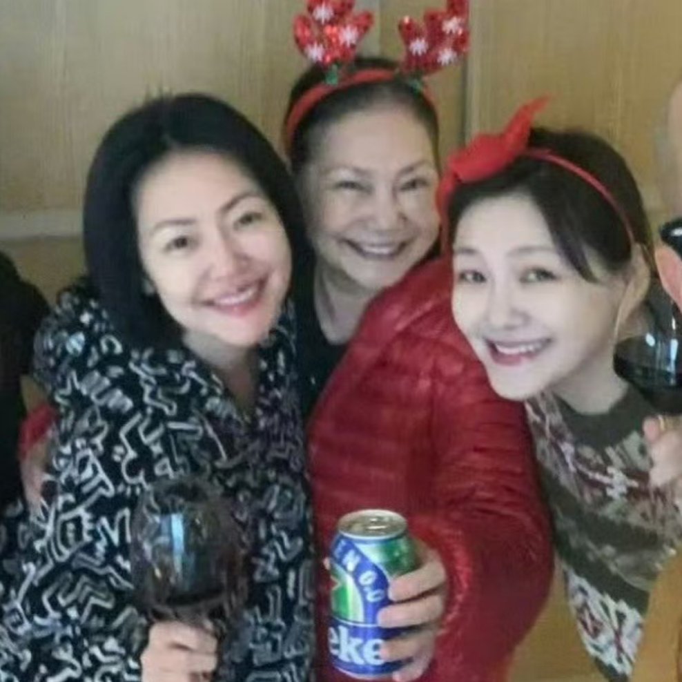 大S邻居不满小S将姐姐骨灰放家中大S因流感并发肺炎去世后，她的骨灰被妹妹小S暂时
