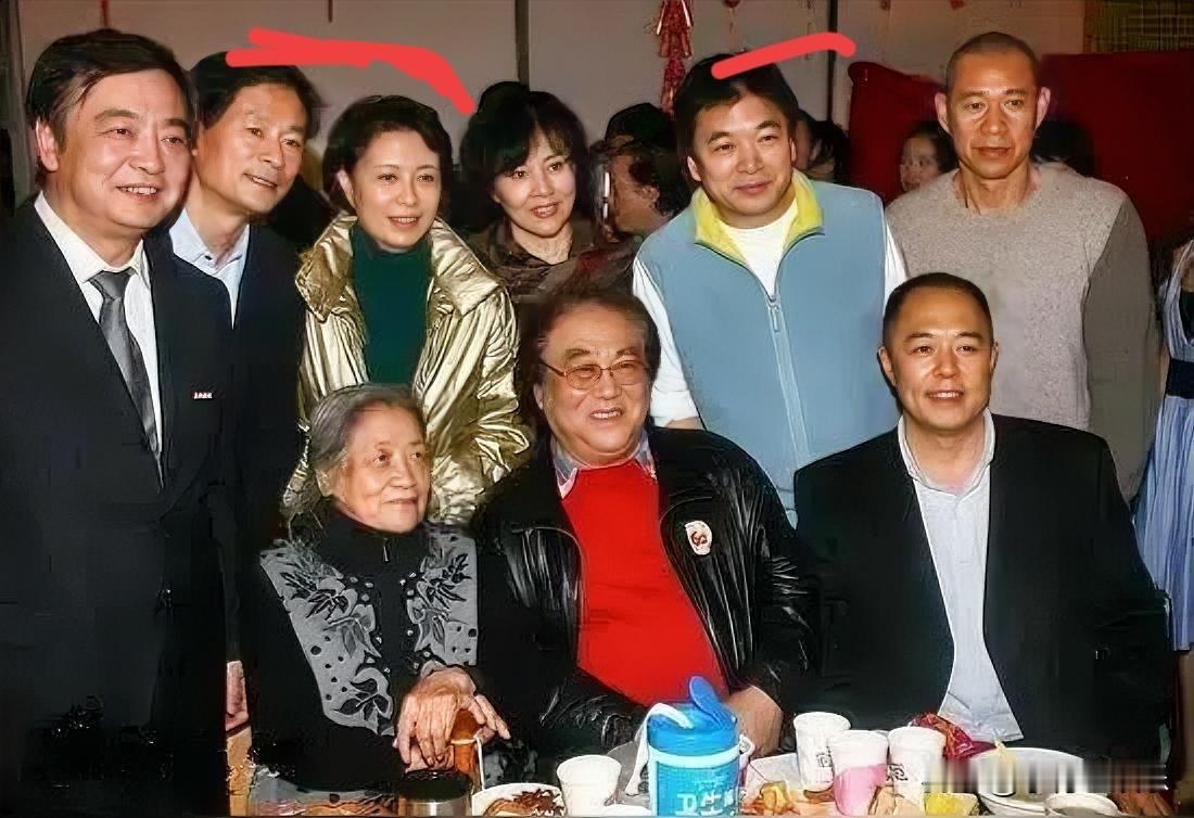 原来张丰毅和张铁林是同学，就是不知道张丰毅左边的是谁？还有最左边的两位也面熟，一