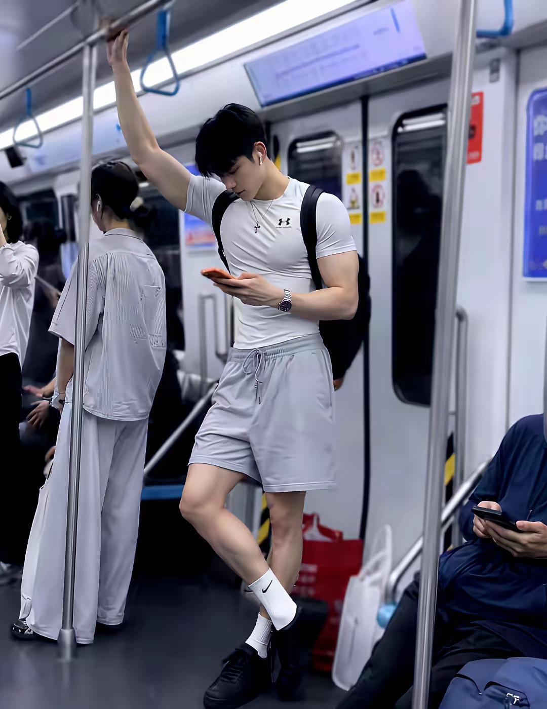 哇塞
精品啊！
百年难遇的精品
生活中这么帅的帅哥第一次见
感觉肖战都被他比下去