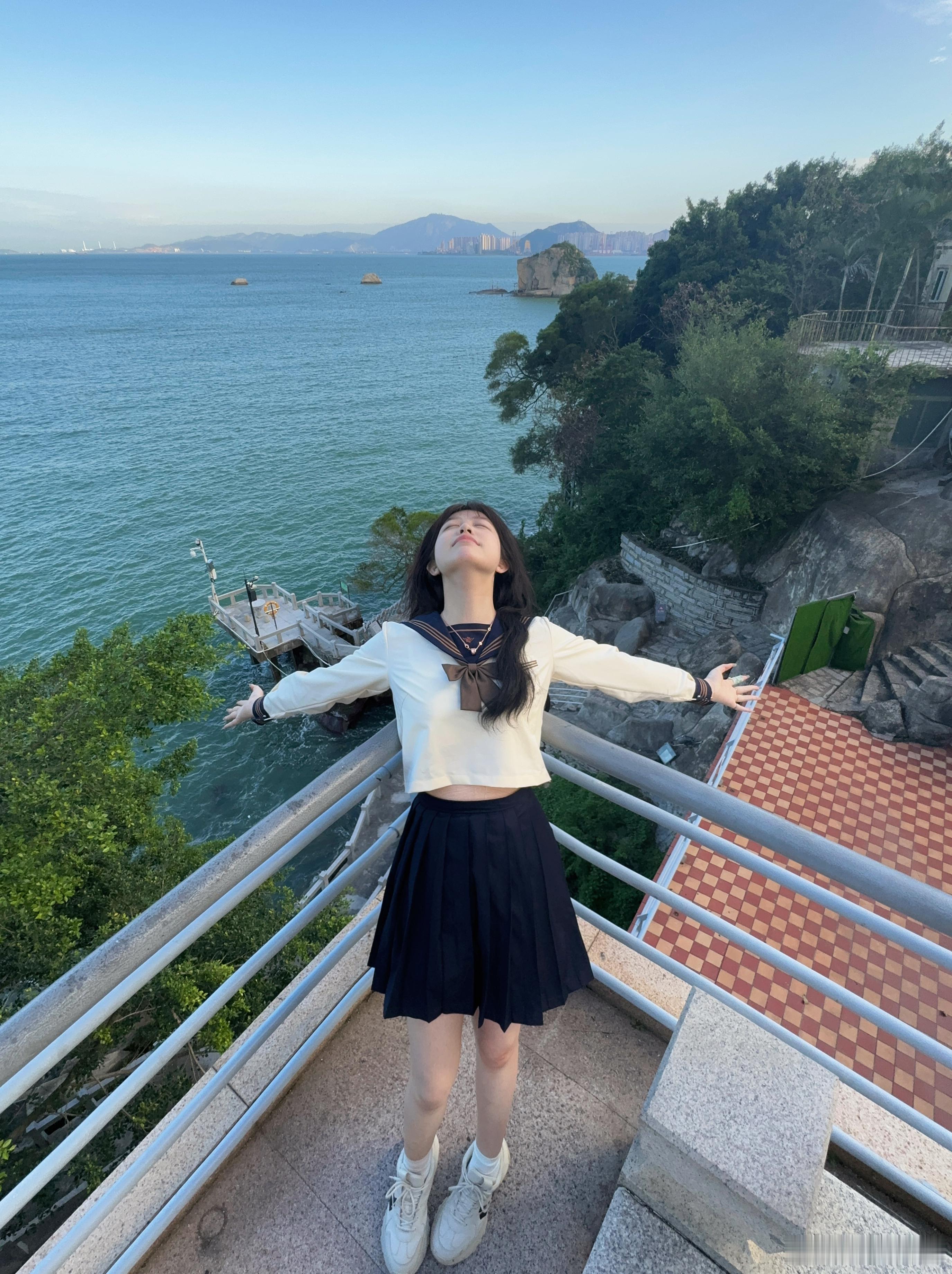 与其等着别人来爱你，倒不如学着努力爱自己。愿你成为自己的太阳，无需凭借谁的光。 
