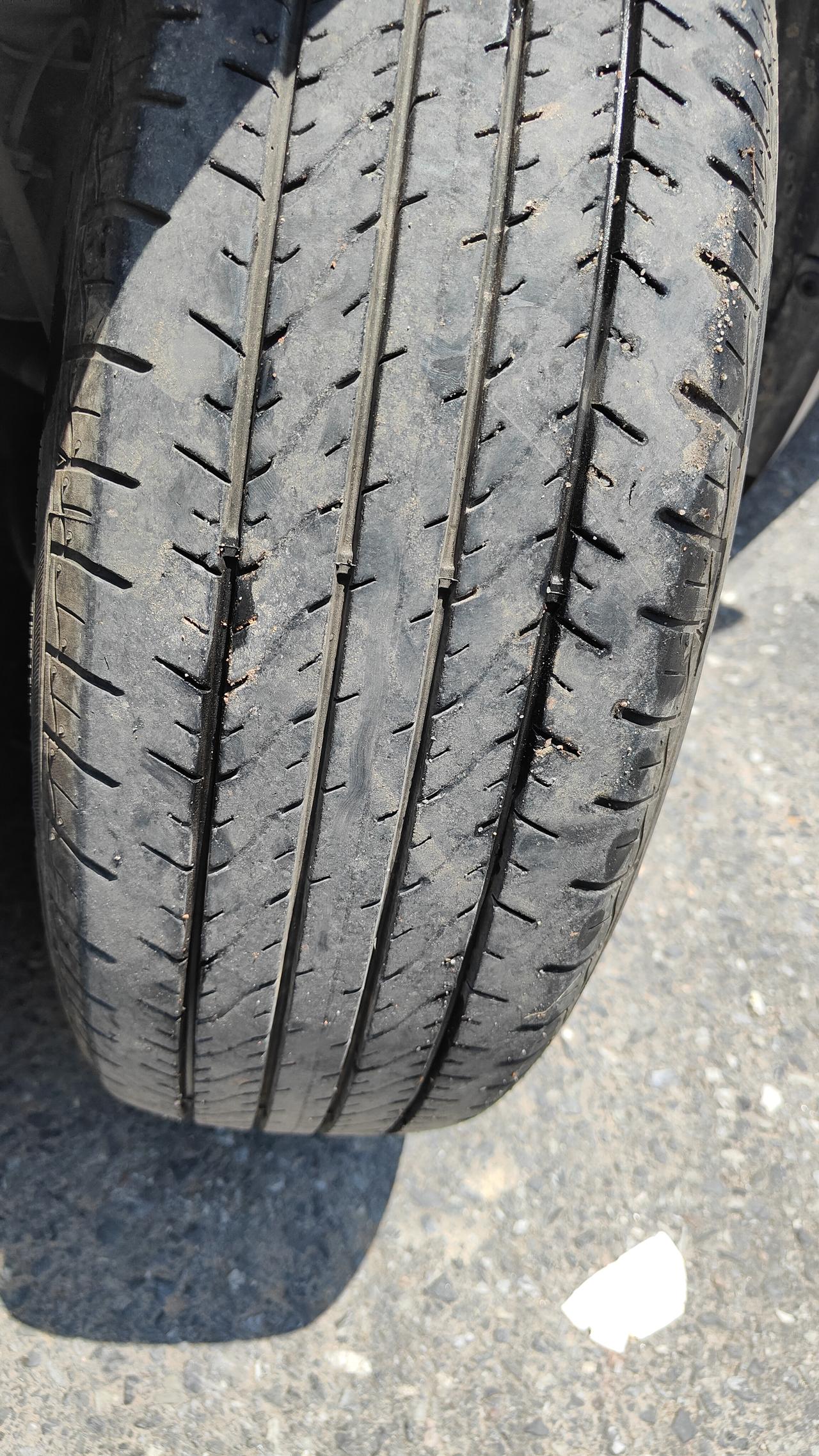 我的轩逸经典右前轮吃胎
里面磨得多外面磨得少
很明显的安全线里面浅一点
外面深一