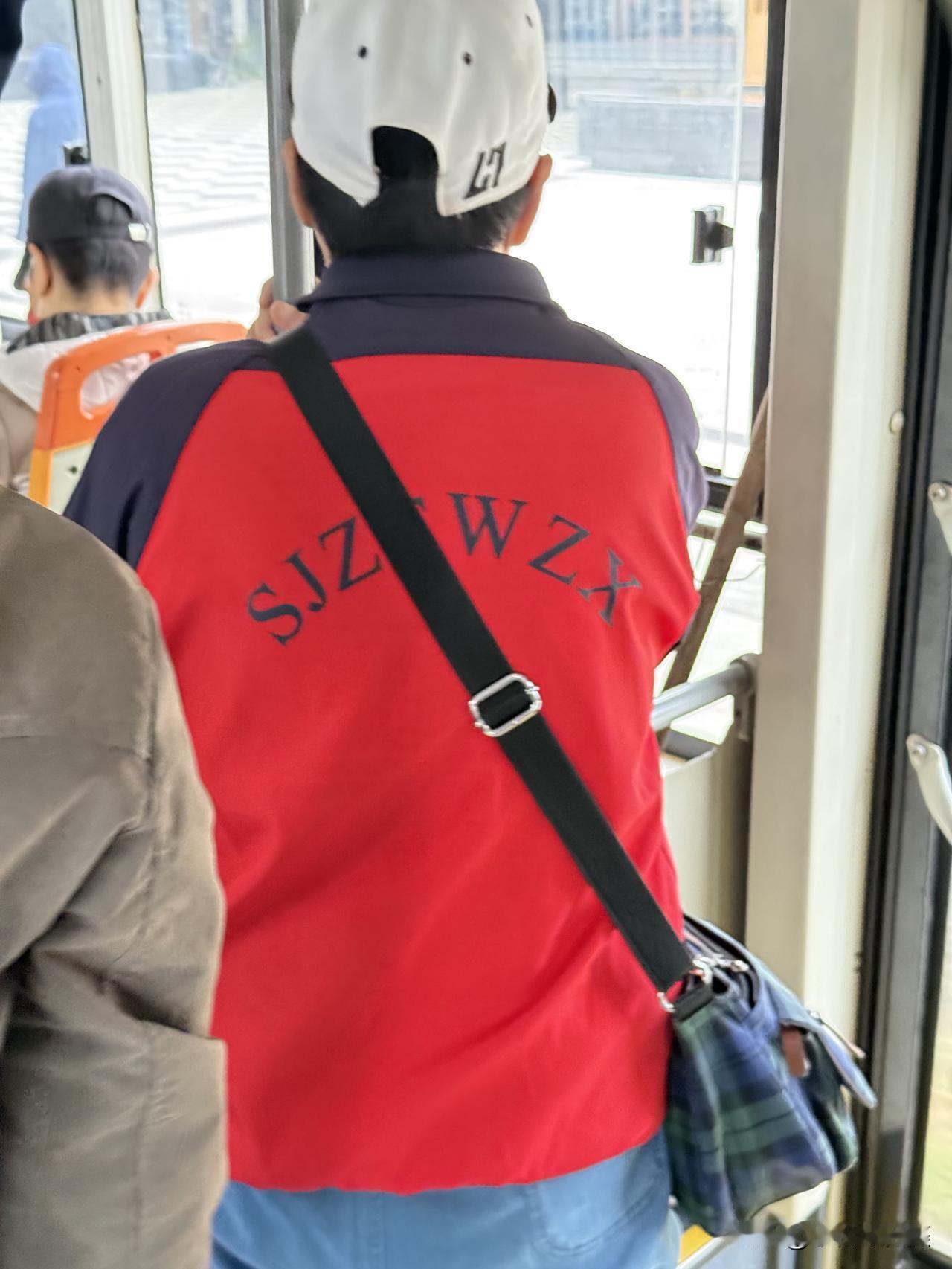 你永远不知道公交车上坐的都有谁[大笑]原石家庄同文中学的校友在哪里[呲牙]