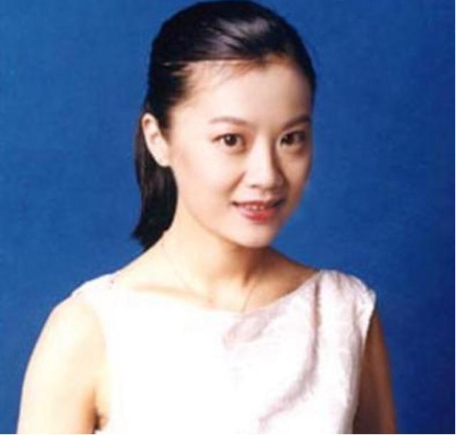 “我愿意放弃中国国籍，自愿加入英国！”2004年，央视美女主持嫁给英国富豪，并坚