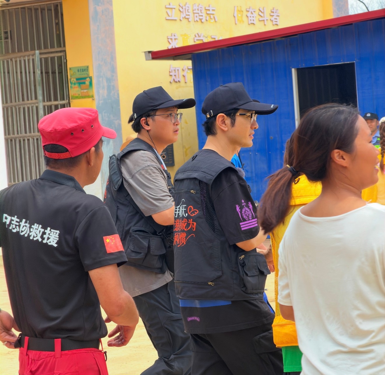 广西受灾群众当面感谢黄晓明黄晓明收到灾区群众真诚谢意 谁能不被这份双向的温暖戳中