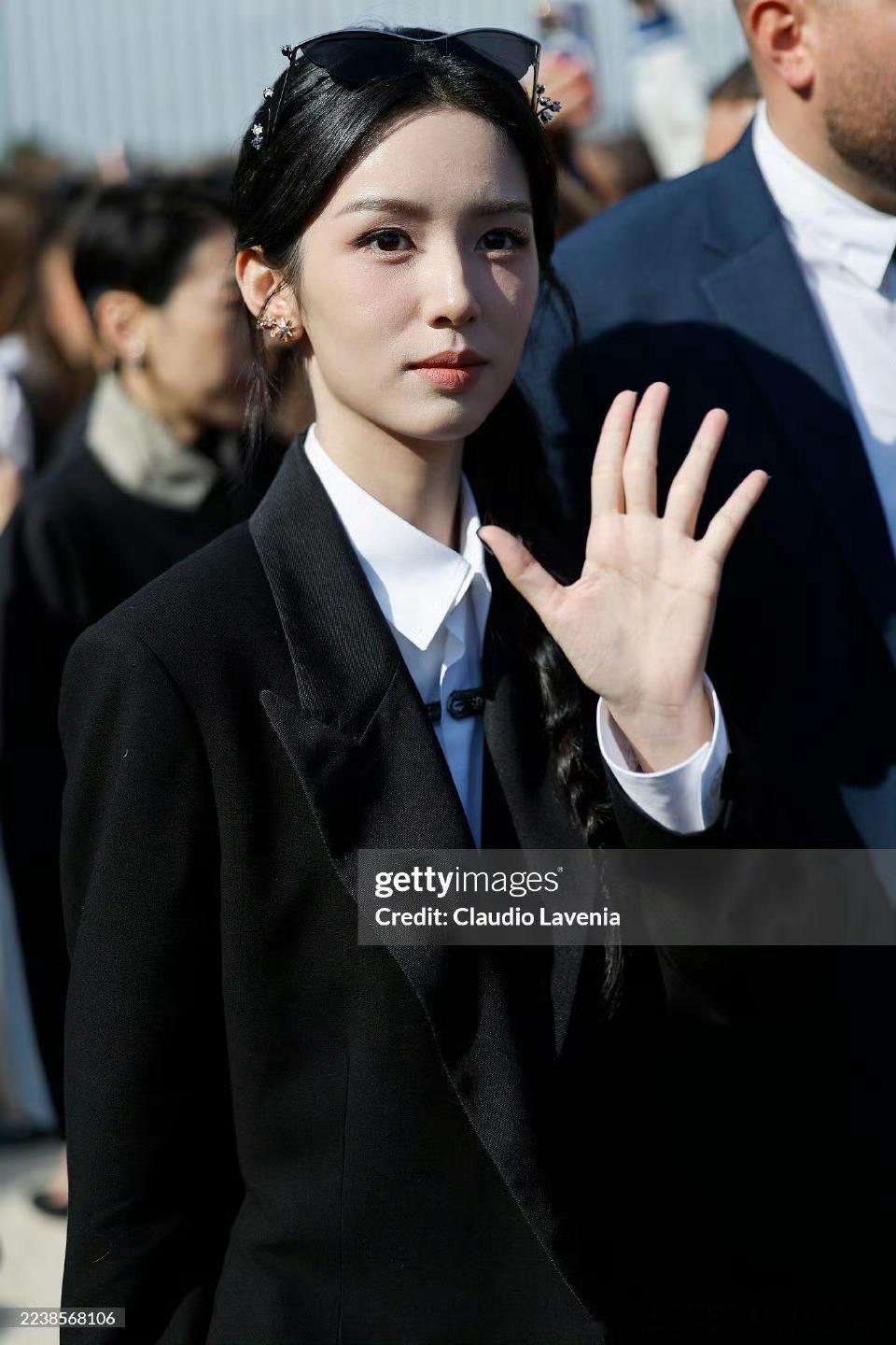 周也  Dior 看秀G社生图室外这死亡顶光简直硬美  美神不解释 ​​​