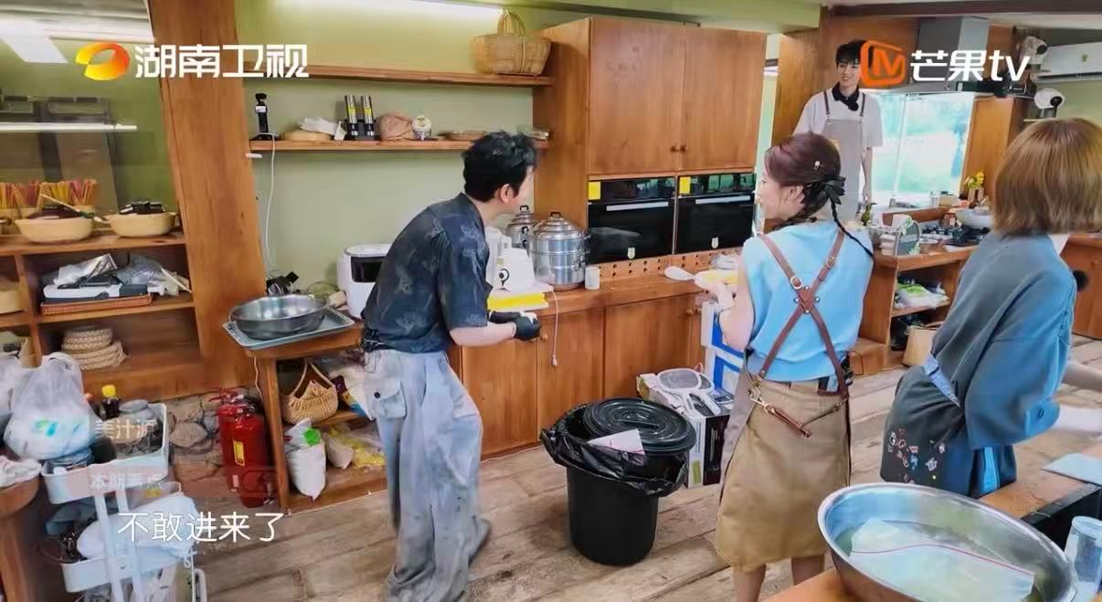 王俊凯跟榴莲争宠万万没想到王俊凯的情敌居然是一颗榴莲，黄晓明全程花式呵护榴莲宝贝
