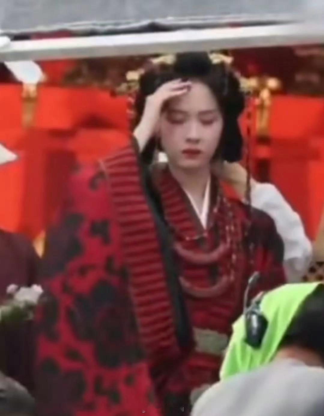 吗呀我的嘟嘟，感觉要晕倒了…心疼这个嘟嘟横店女明星热得命好苦的样子 ​​​