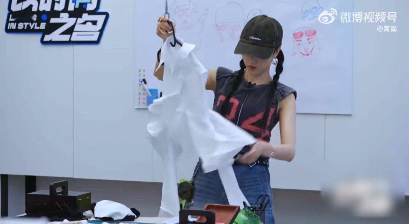 #自言自语本质上是自我情绪管理# 这么可爱真实的Yamy谁不爱啊，自言自语的样子