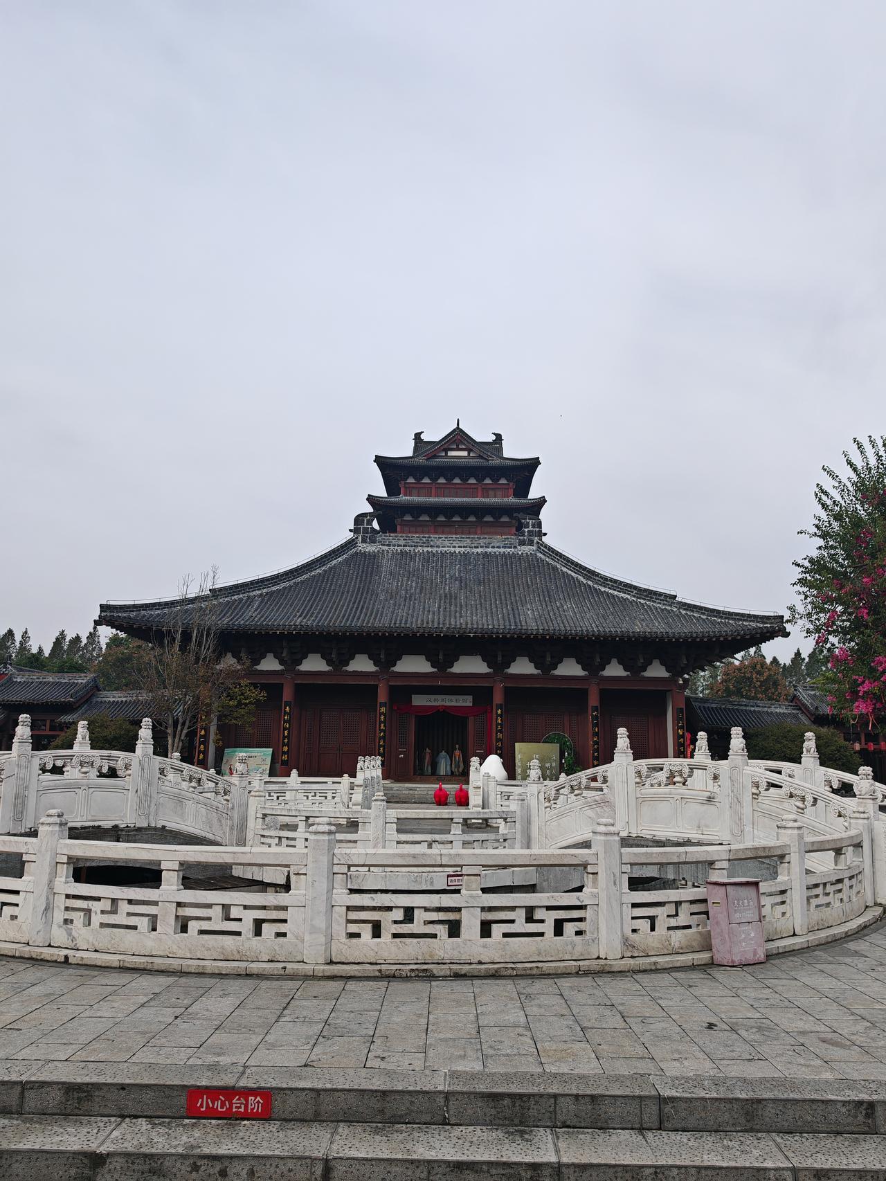 阜阳生态园景色宜人真不是吹的，待上一整天都不会腻。
春天沿着桃蹊梨苑走，粉白花瓣
