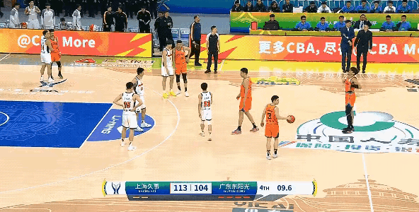 俱乐部杯广东男篮被上海男篮淘汰有三个原因！
昨天晚上，尽管广东外援奎因和萨姆纳在