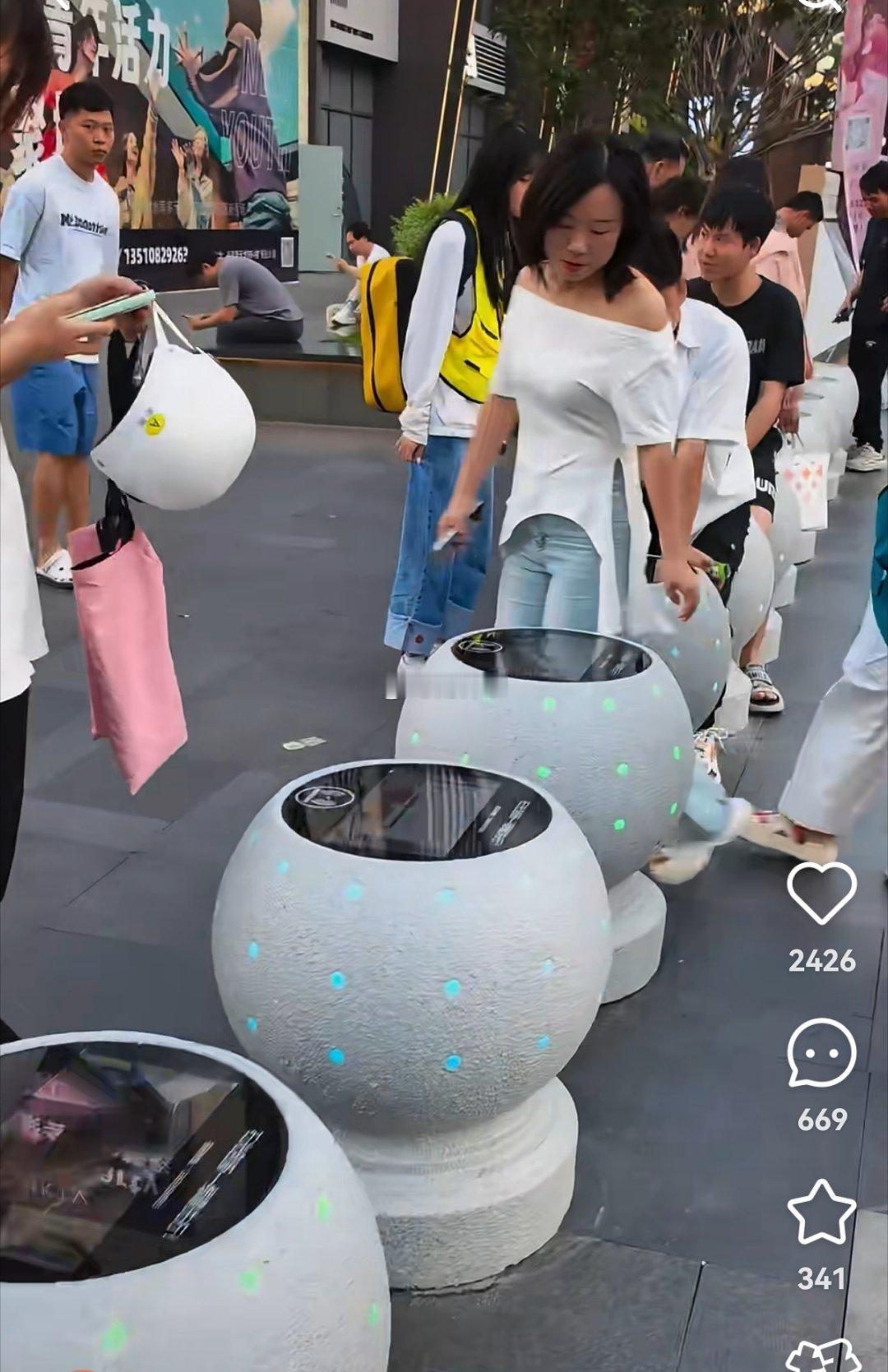 深圳街头现“智能石墩”，可充电，可刷屏，可指路…… ​​​
