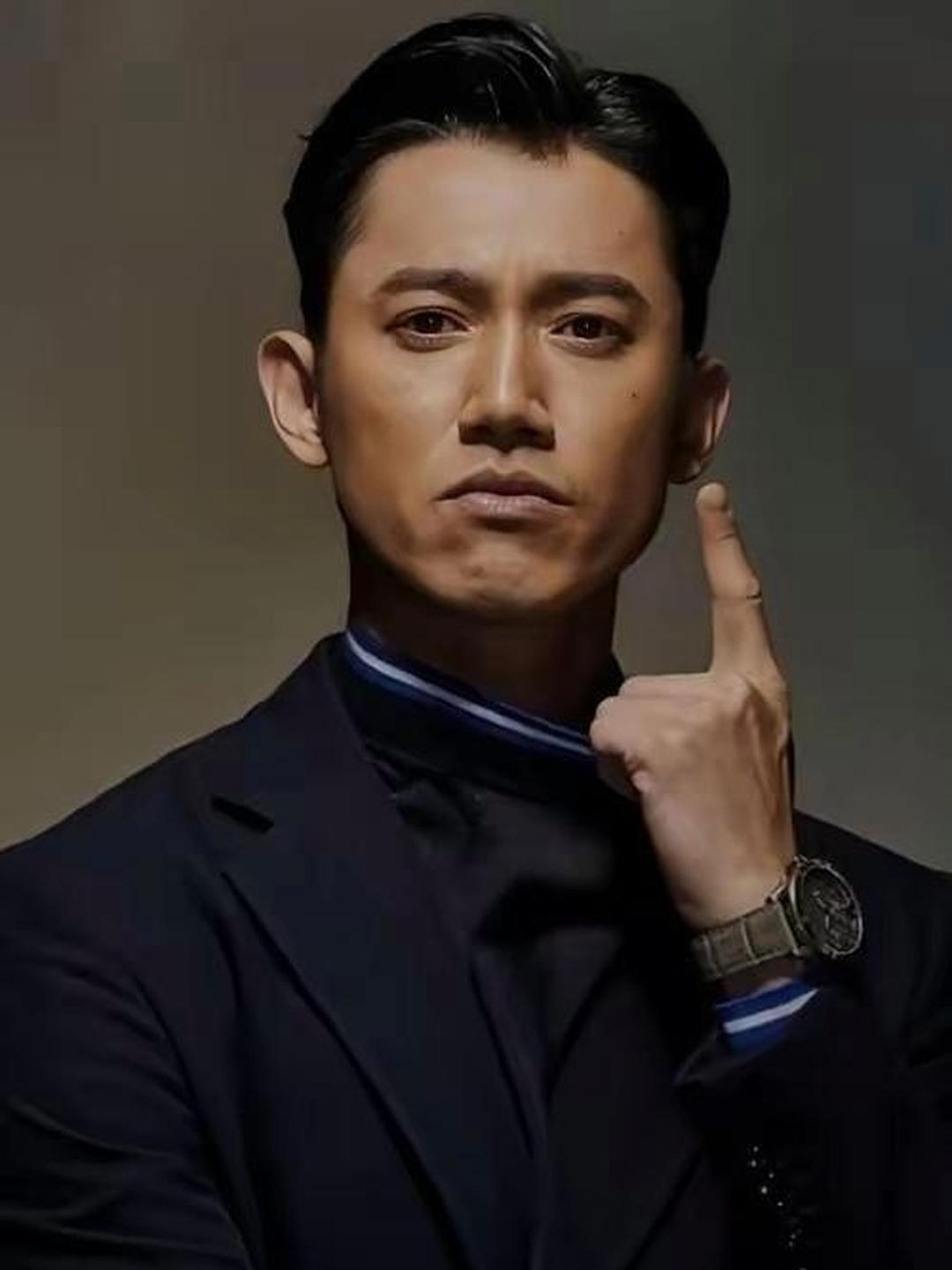 “都市精英风范，指尖轻触，尽显自信魅力”👔👀💼