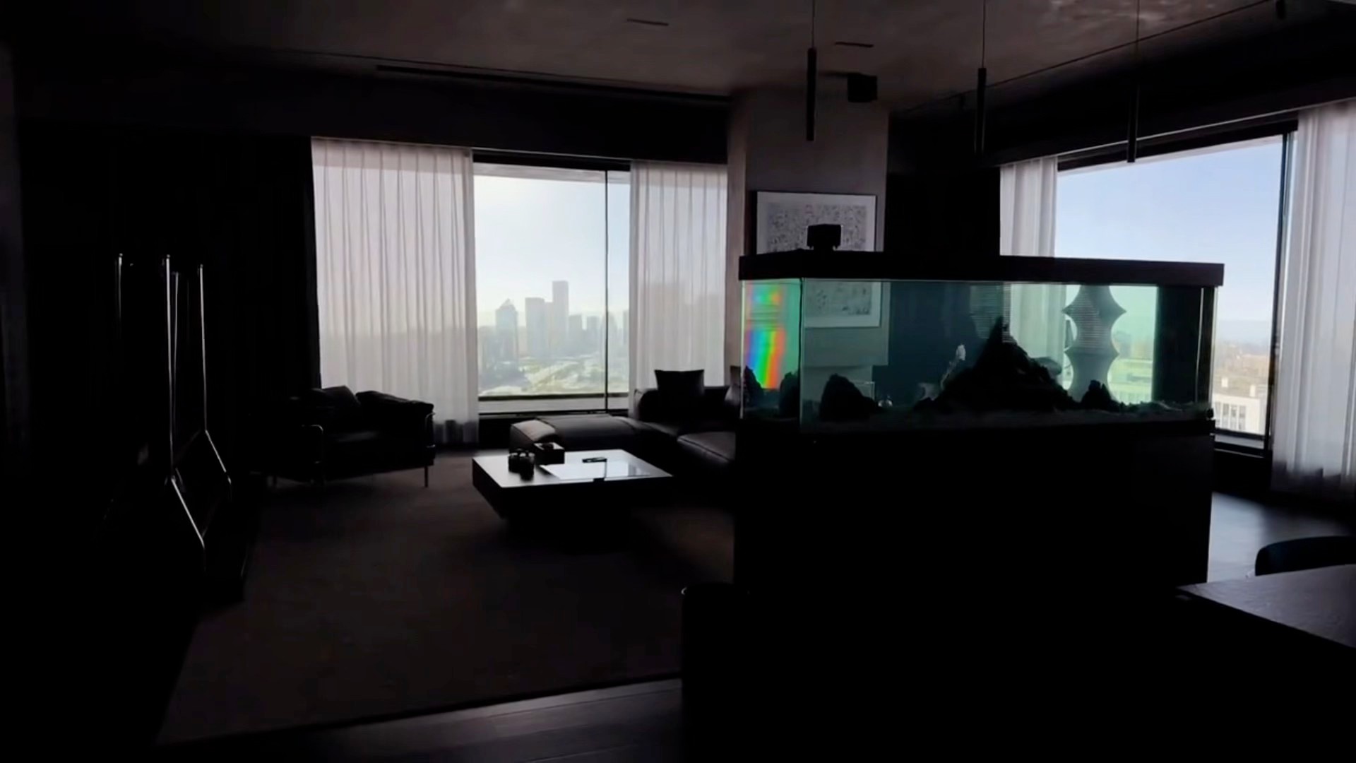 早春晴朗连机场都是搭的景 有些剧花钱堆砌外景却忽略细节，早春晴朗反其道而行，棚内