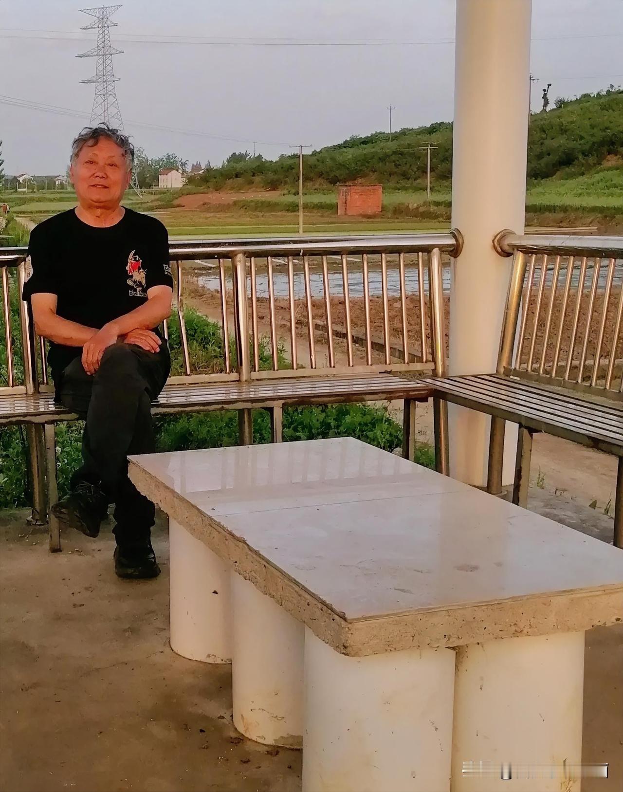 《汉中城固有点热，我在凉亭坐一坐。头发卷曲有点乱，不过从来没染过（李林4月17日