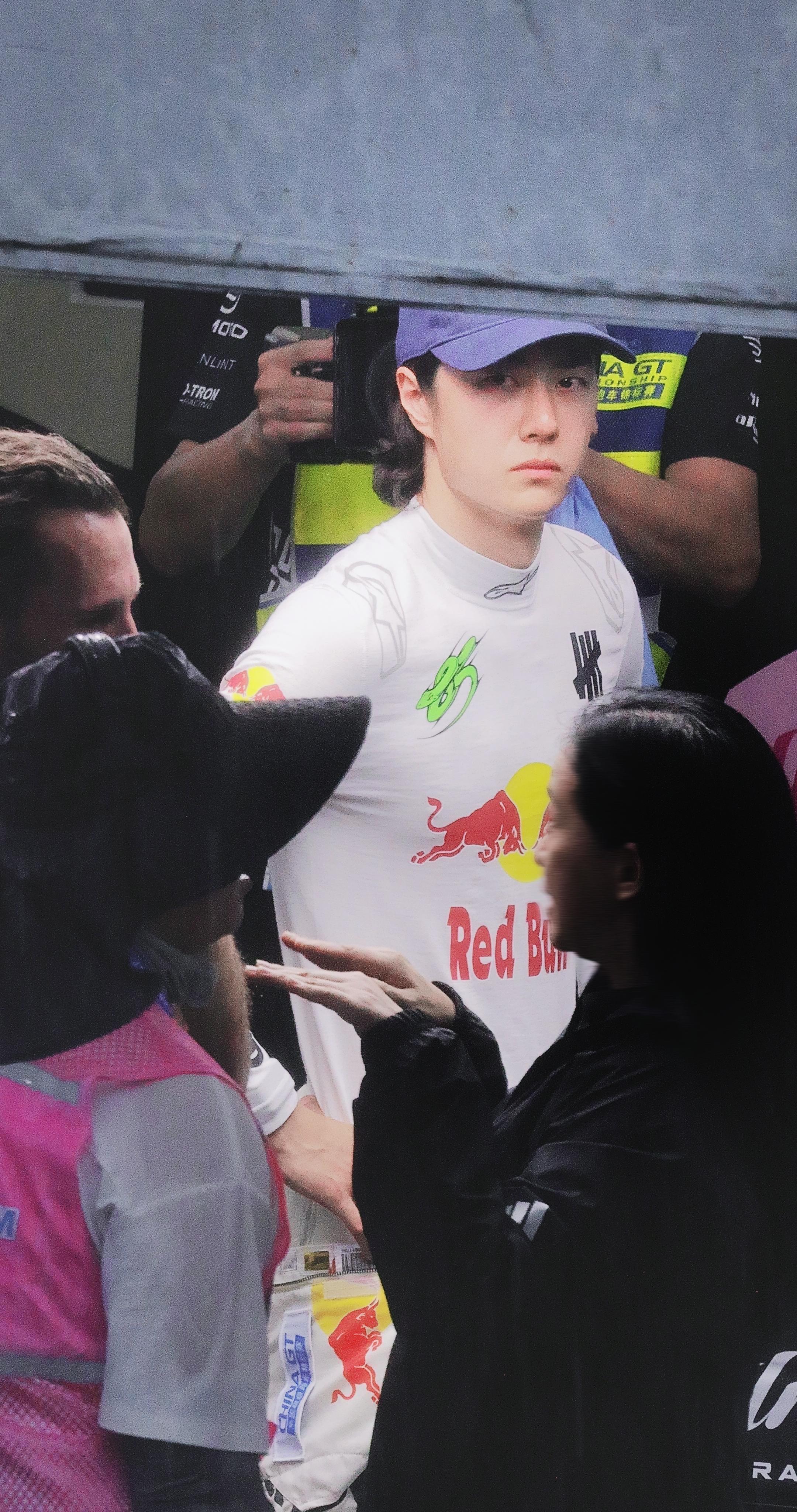 王一博 平常酷帅私底下是个萌萌小啵 