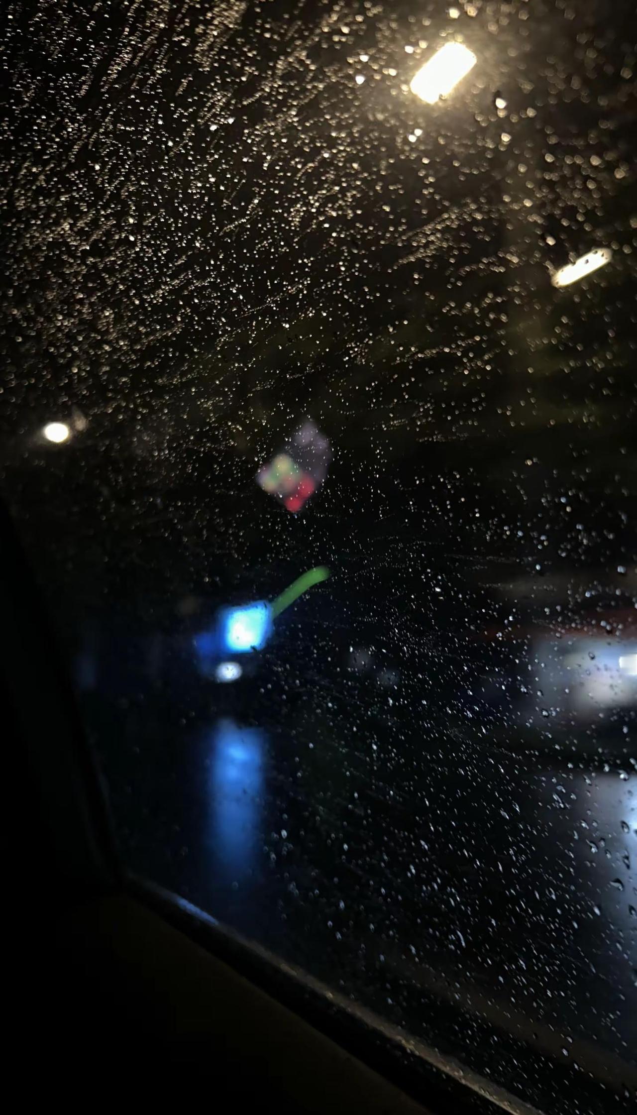 最近刚好在追这部剧，然后遇到了下雨好多天了，白天晚上看剧都很有感觉，很在线，剧可