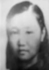 1941年，21岁的八路军女战士王金英，在老乡家养病，夜里洗脸时发现窗外人影，顿