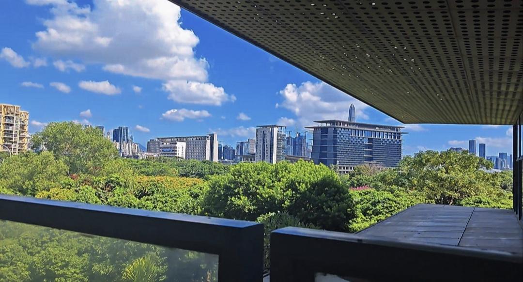 这两天深圳的天空真的有点帅啊，当然也有点热，空调还在乌拉乌拉的转。昨天周末，在A