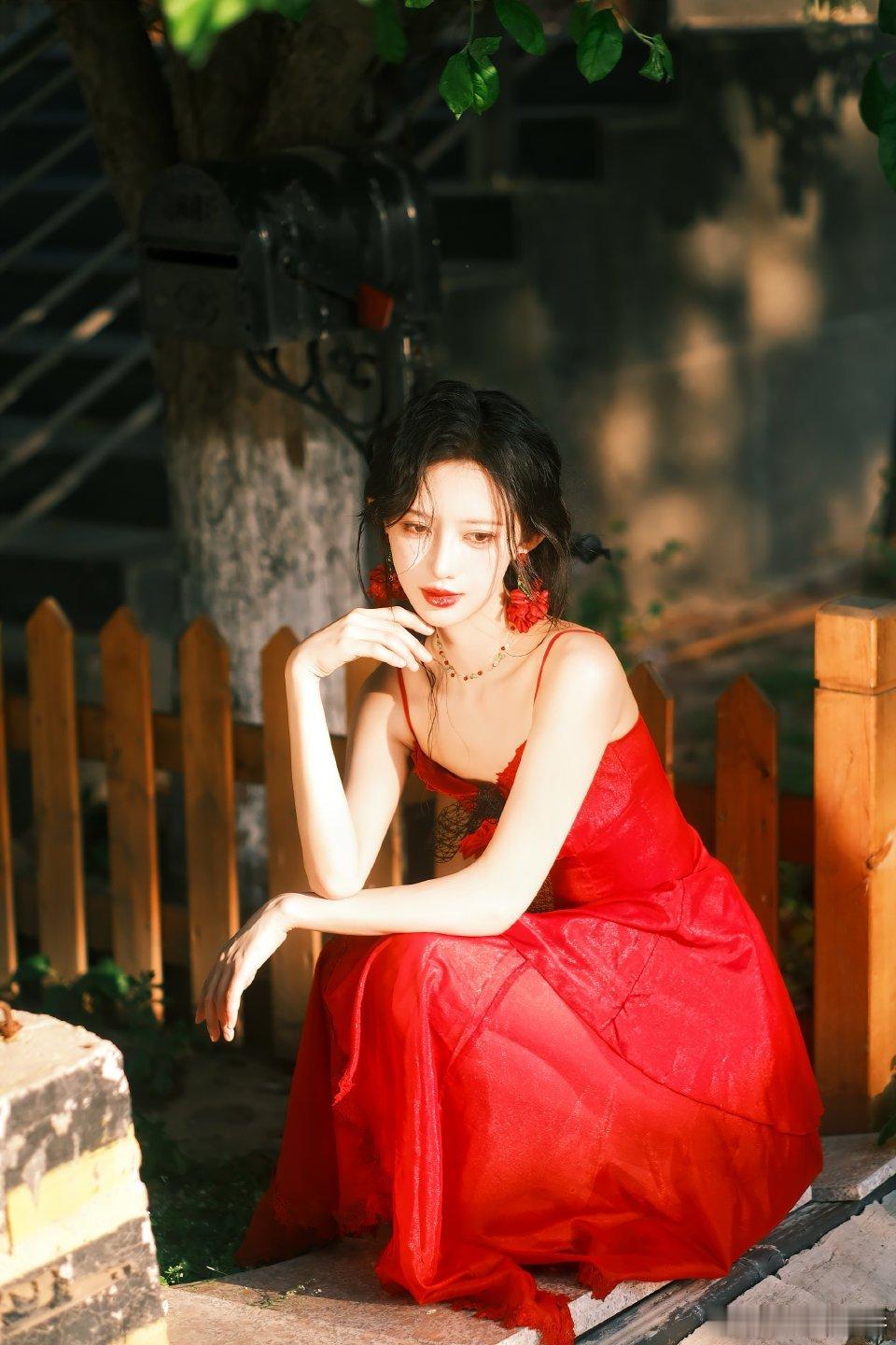 李奕臻[超话]  这组简直和帝姬婚服一样！！！臻臻和红色的适配度是100%倔强的