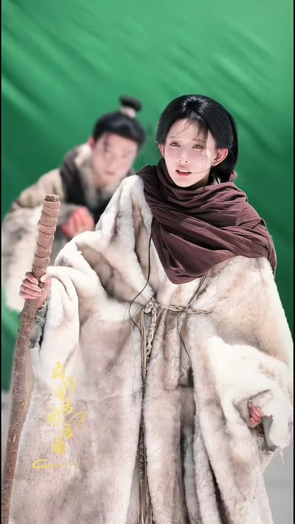 孟子义夏天穿厚外套拍戏，看着就热🫠孟姐看起来要热懵了