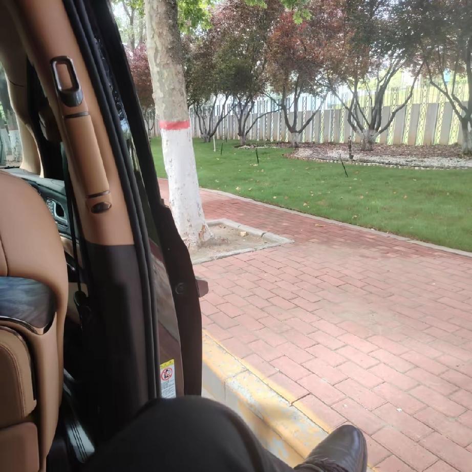 在旁人眼里，老周、小琳和阿凯就是最普通的三个普通人，日子过得四平八稳，没本事折腾