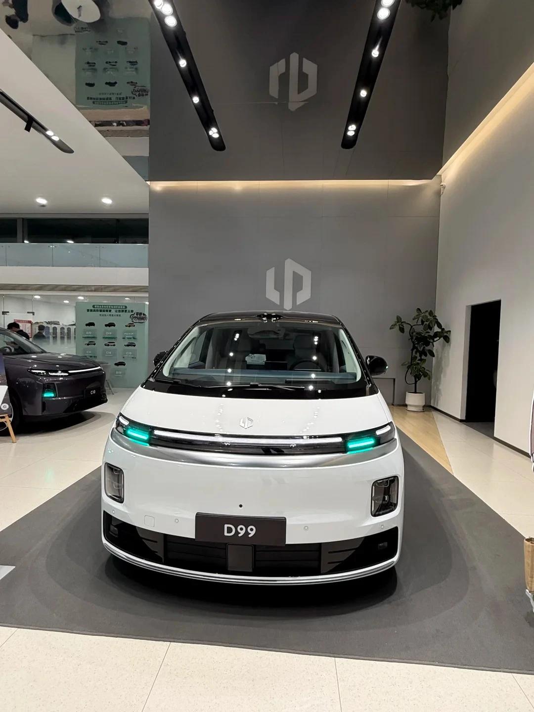 预算30万想换MPV，老婆一句话让我定了零跑D99
做小生意这些年车换过几台。以
