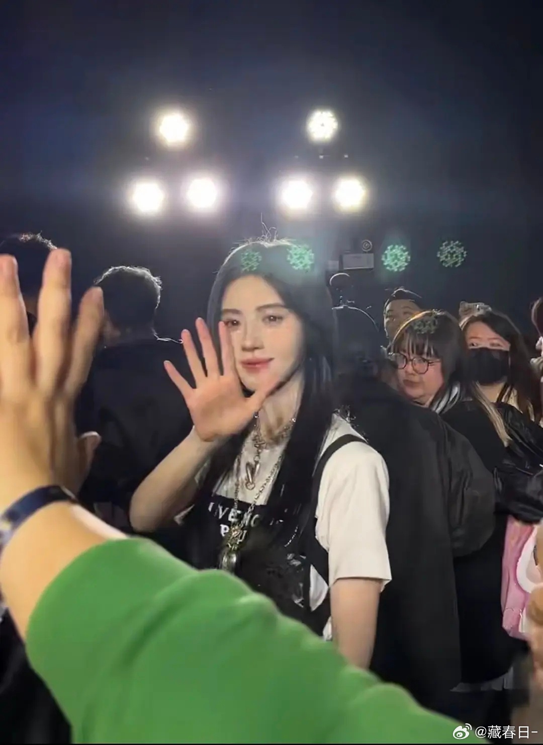 这个鞠婧祎咋这么好呢，今天观影团有粉丝给她看了十年前的合影，她特意过去拥抱了粉丝